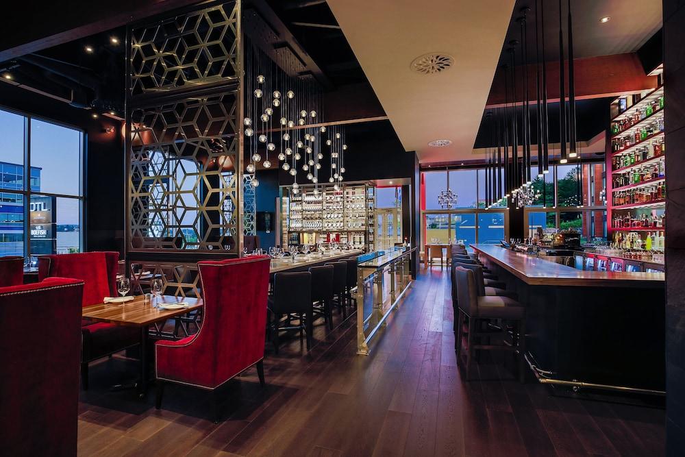 Otl Gouverneur Sherbrooke Esterno foto The bar at the 360° Sky Lounge