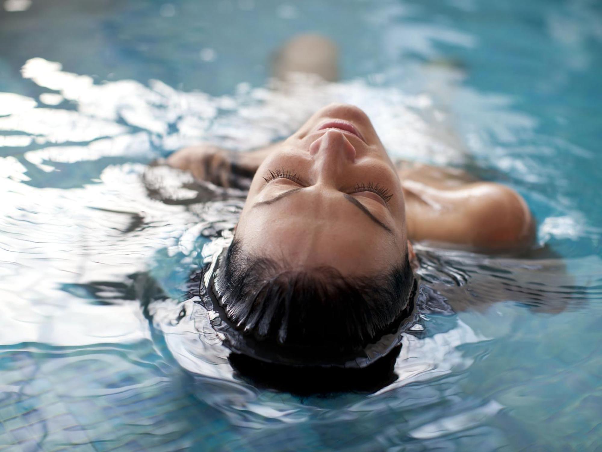 Otl Gouverneur Sherbrooke Esterno foto A woman floating in water