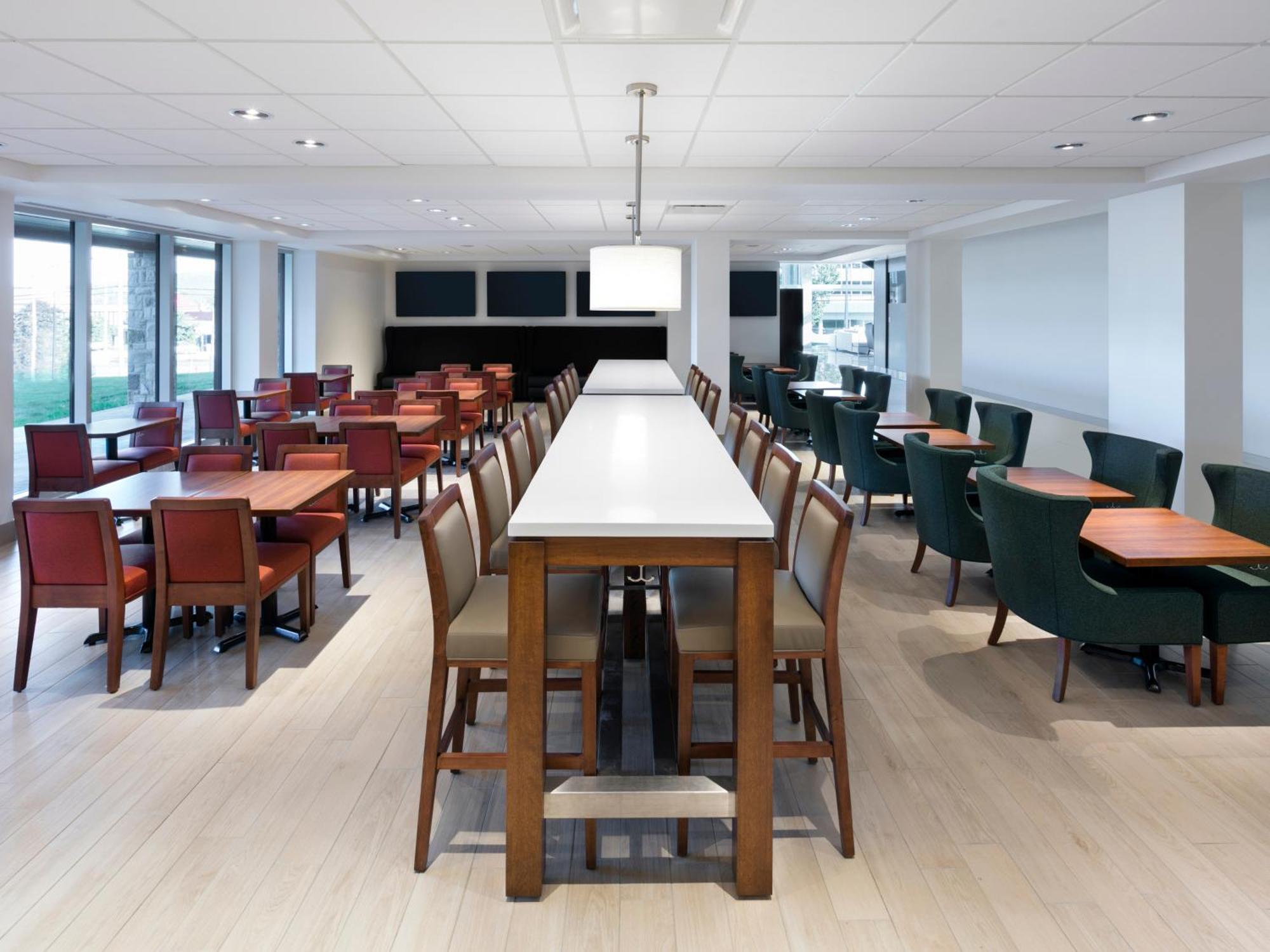 Otl Gouverneur Sherbrooke Esterno foto The dining room at the new residence hall