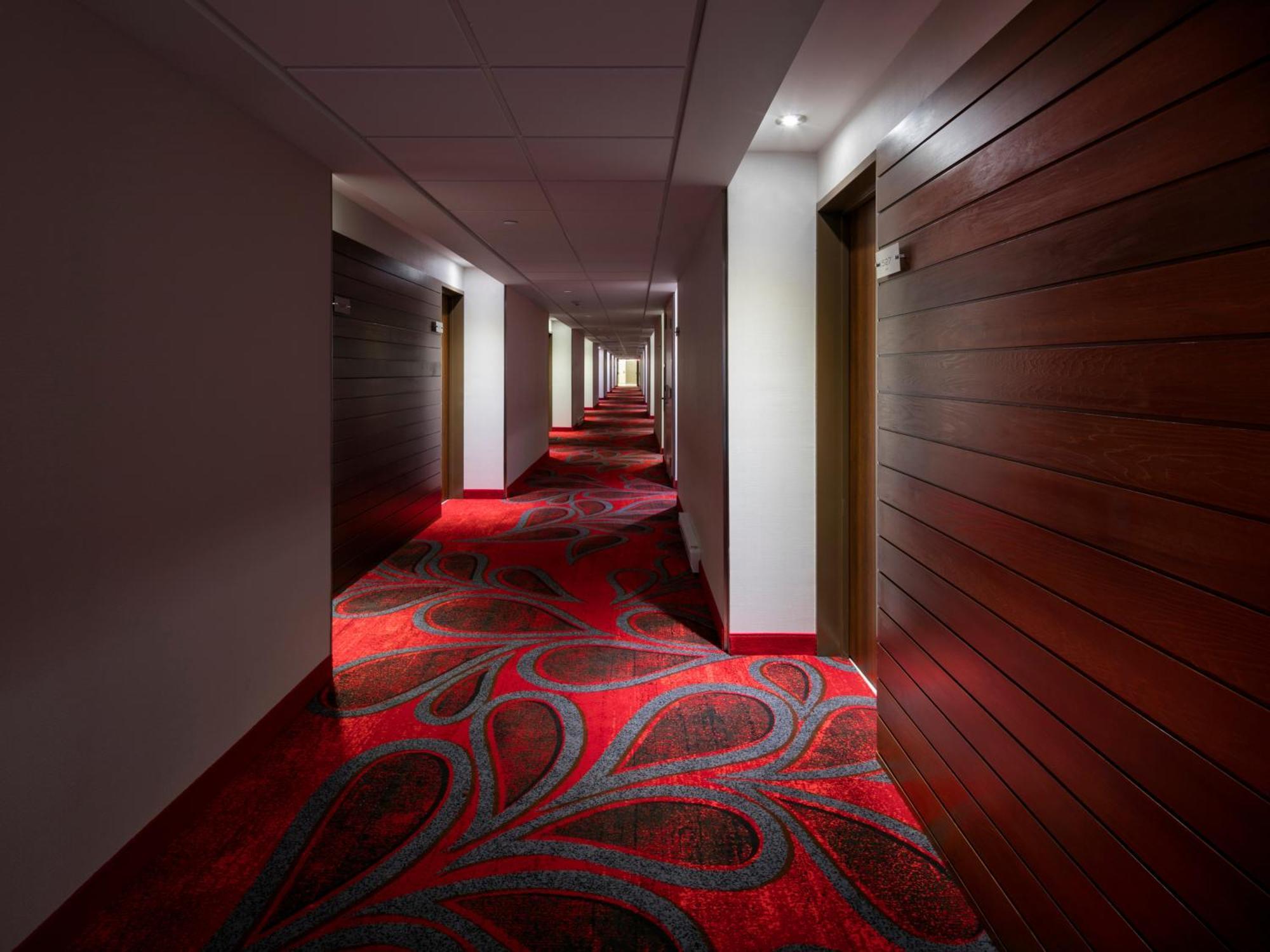 Otl Gouverneur Sherbrooke Esterno foto A corridor at the hotel