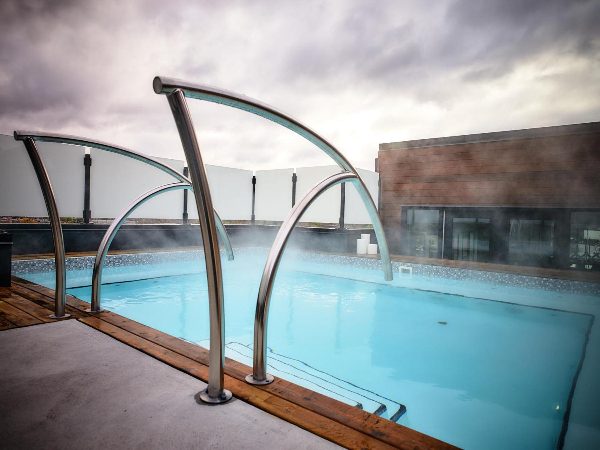 Otl Gouverneur Sherbrooke Esterno foto The rooftop pool at the hotel