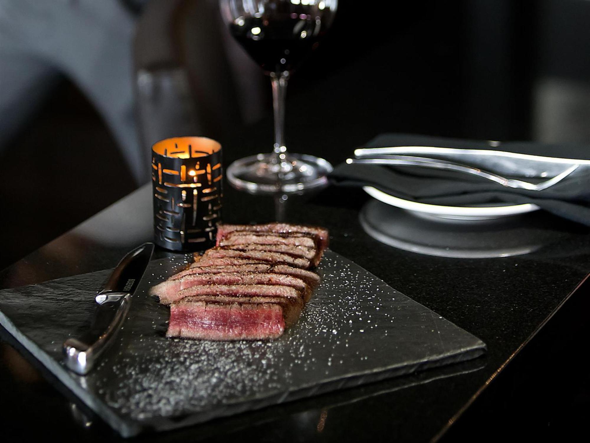 Otl Gouverneur Sherbrooke Esterno foto A steak at the restaurant