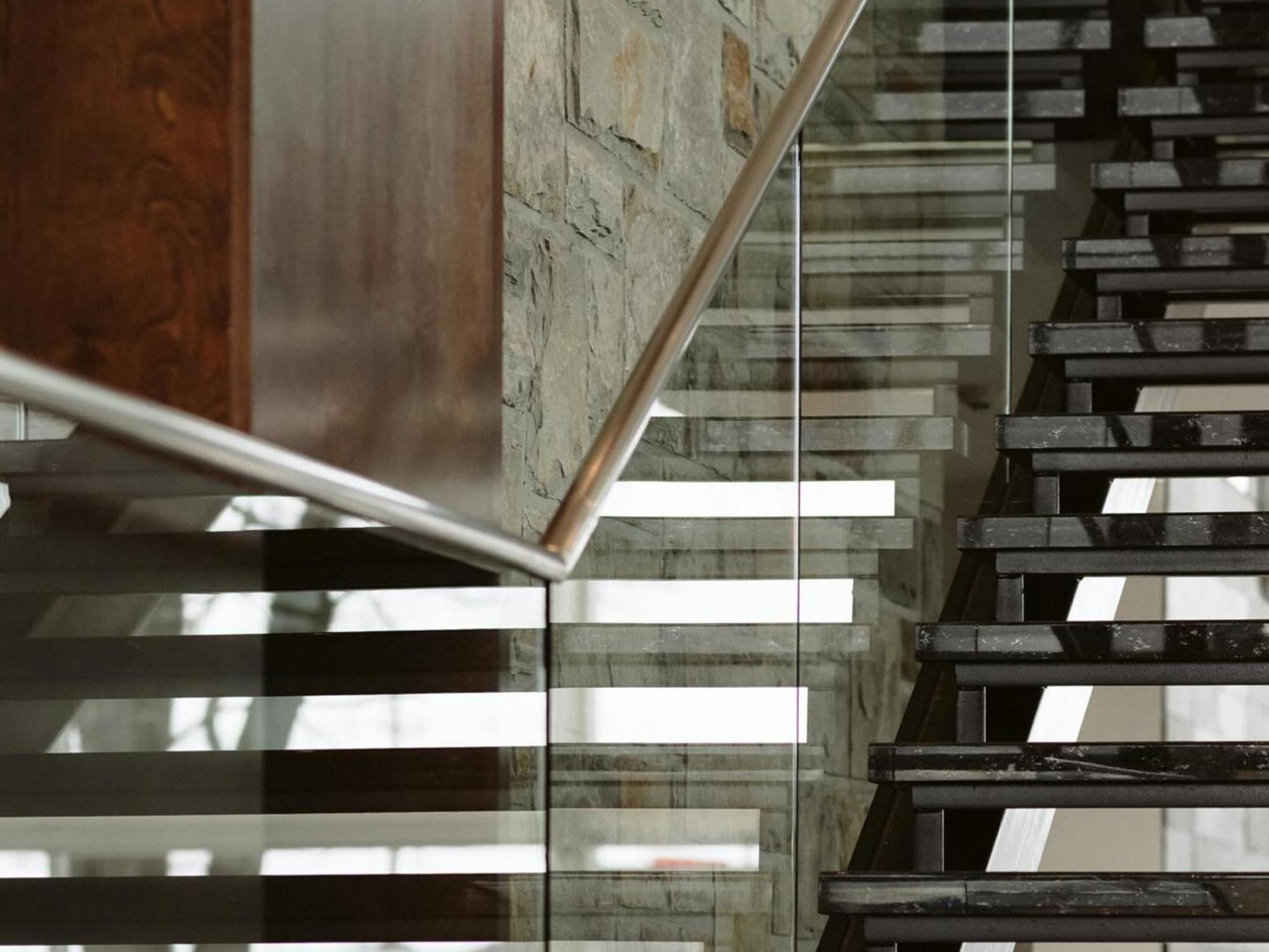 Otl Gouverneur Sherbrooke Esterno foto A glass balustrade