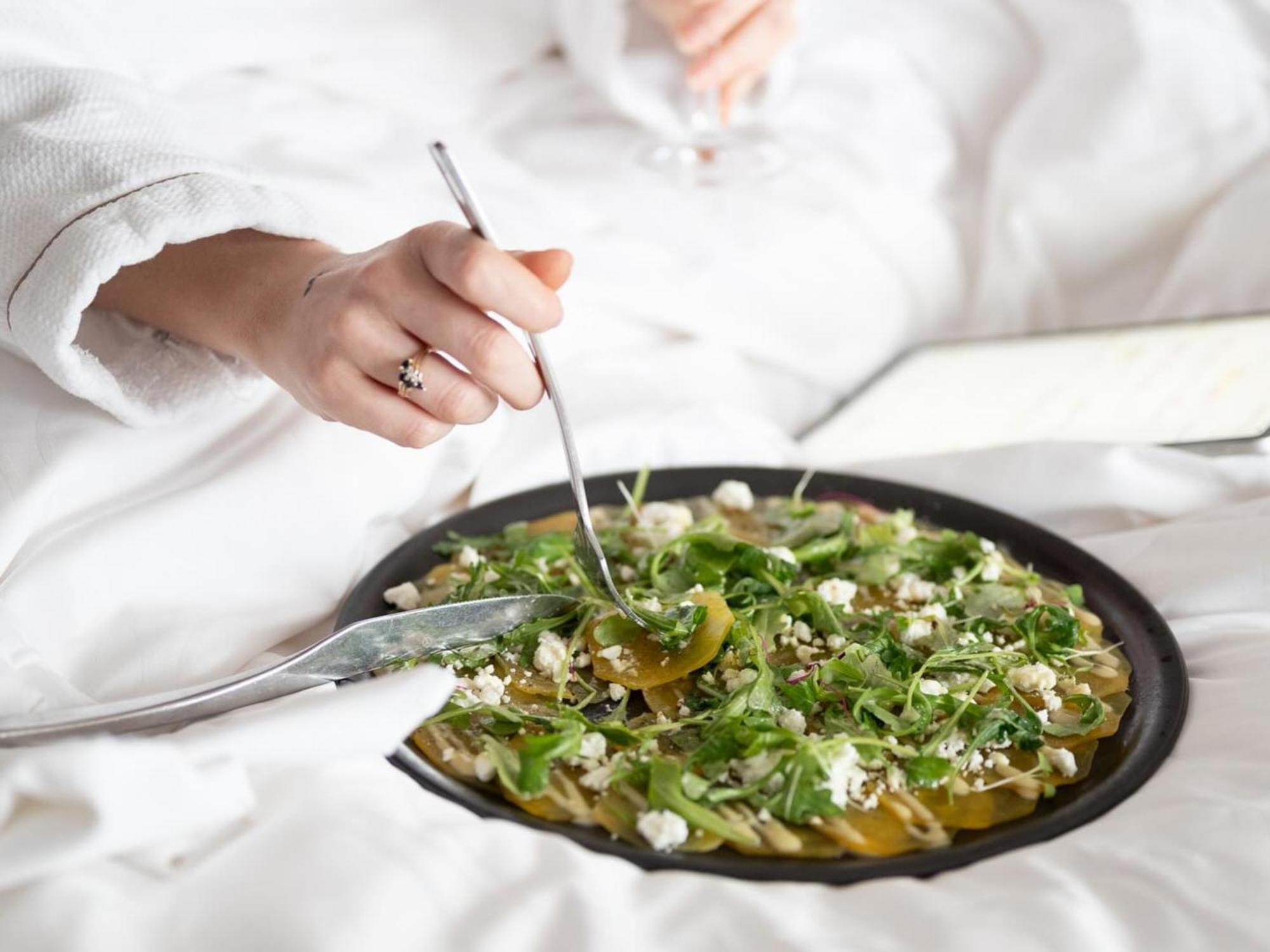 Otl Gouverneur Sherbrooke Esterno foto A chef preparing a salad