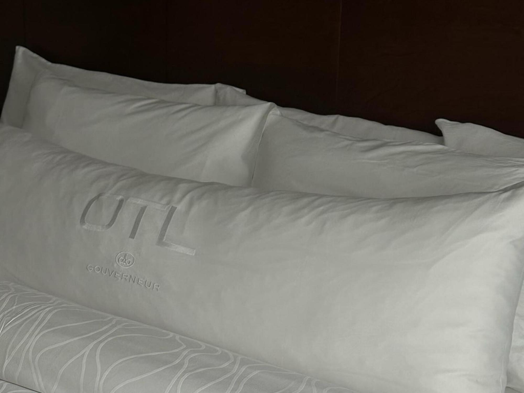 Otl Gouverneur Sherbrooke Esterno foto A pillowcase