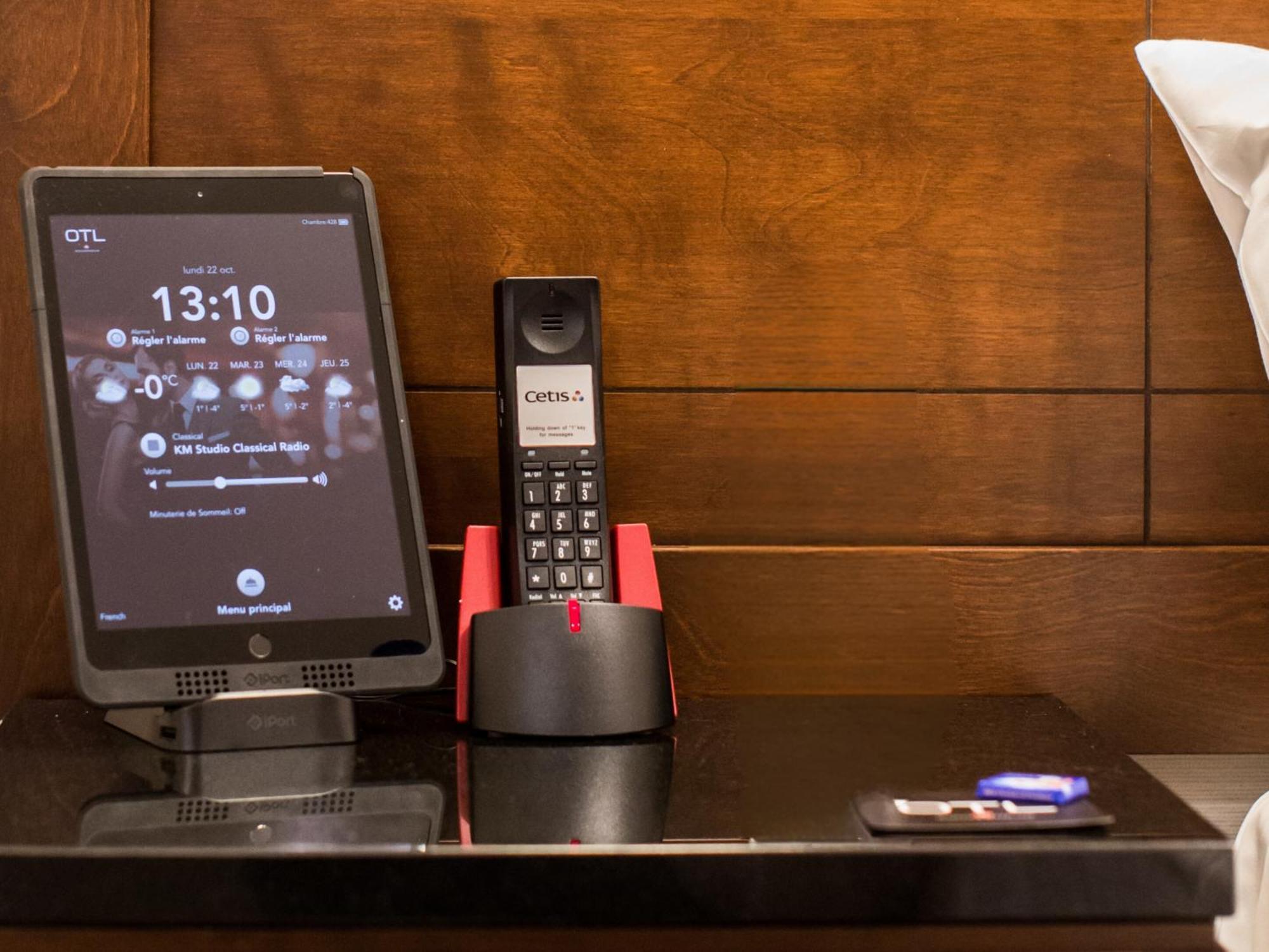 Otl Gouverneur Sherbrooke Esterno foto A phone and a tablet in a hotel room