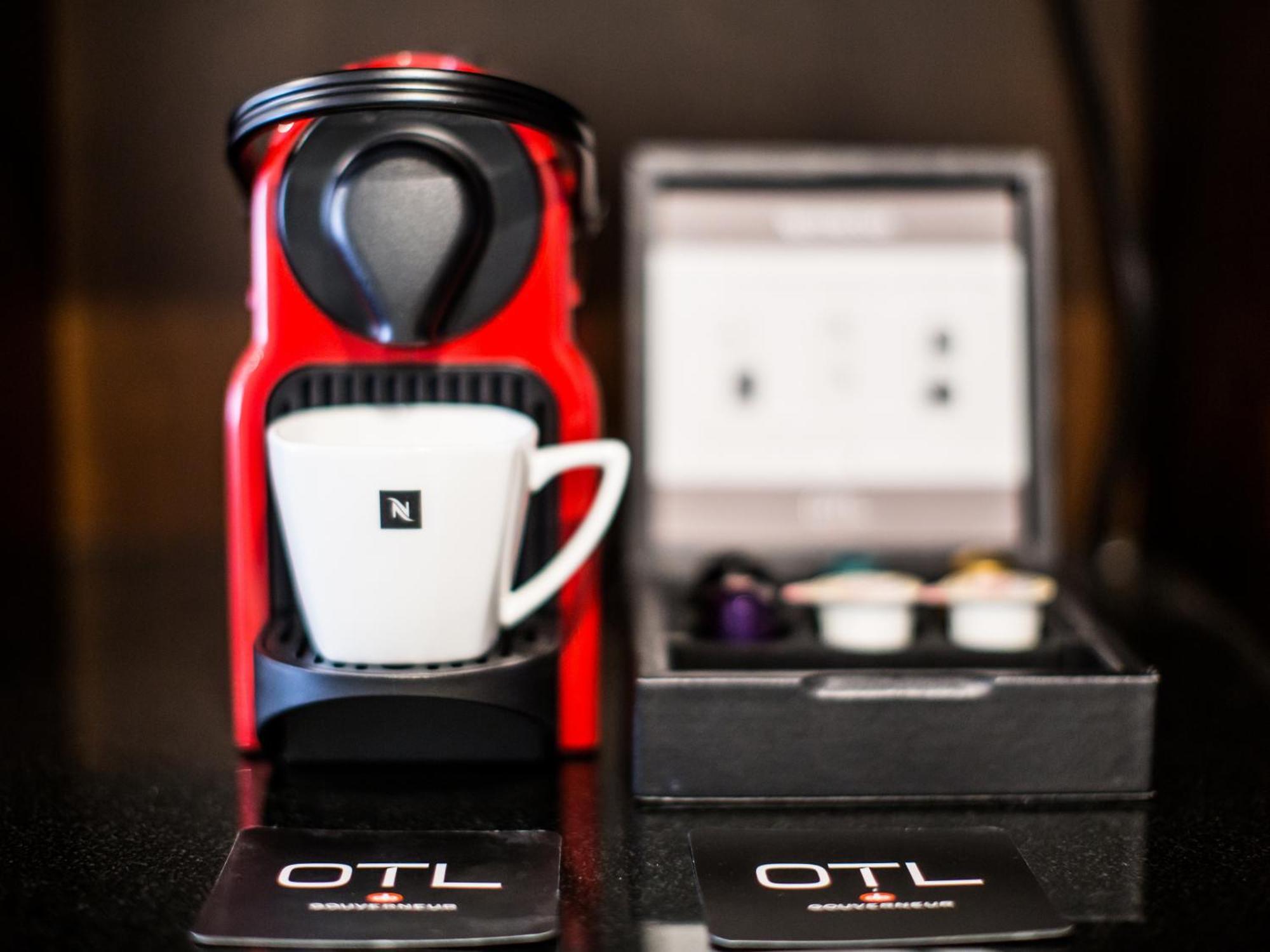 Otl Gouverneur Sherbrooke Esterno foto A Nespresso Inissia coffee machine